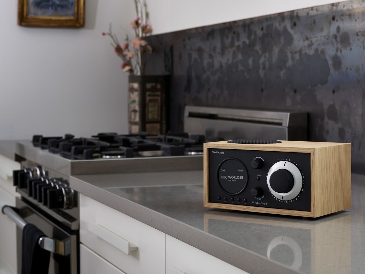 Tivoli Model One+ eiche/schwarz