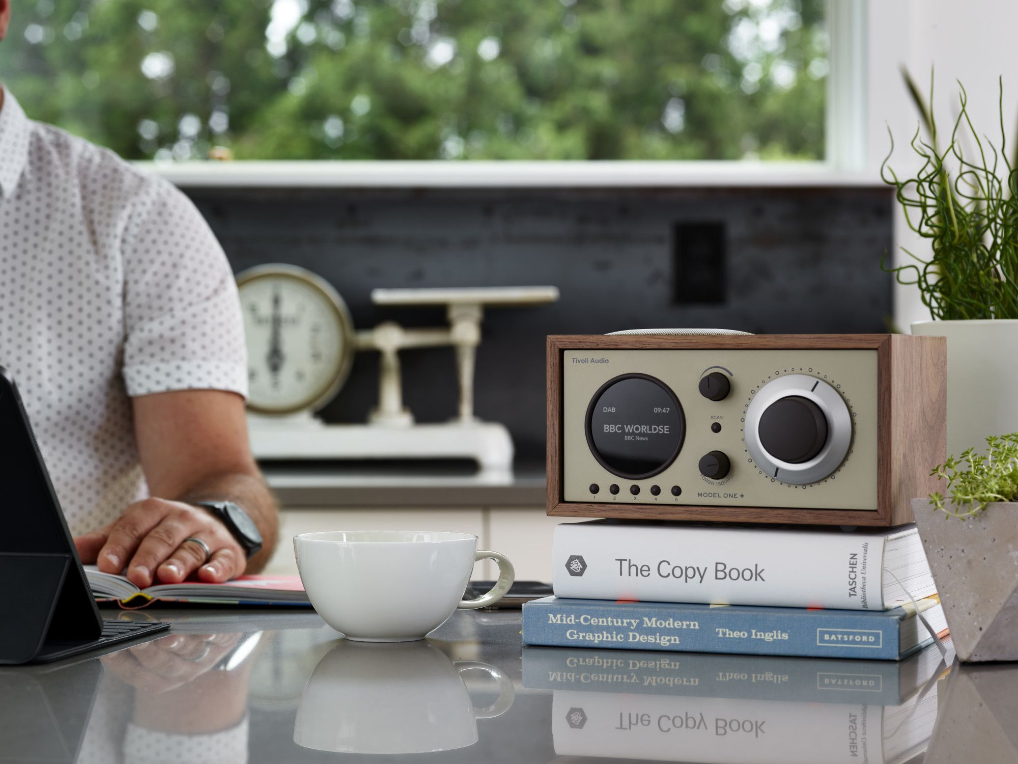 Tivoli Model One+ walnuss/beige