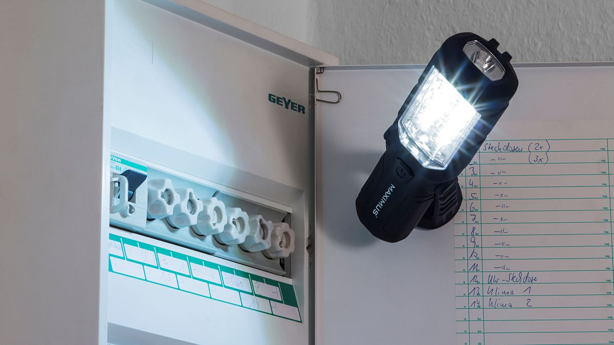 MAXIMUS LED Worklamp M-WKL-012-DU - 3W+1W 240+60lm 3xAA Powered by Duracell